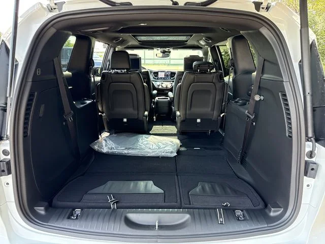 2026 Chrysler Pacifica Select - Photo 32