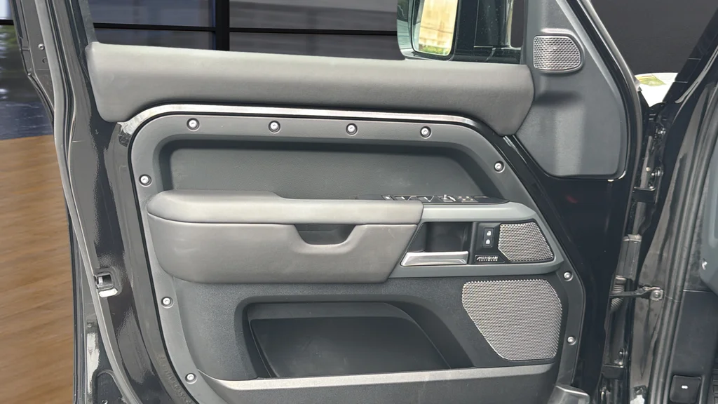 Used 2024  Land Rover X-Dynamic SE image 20