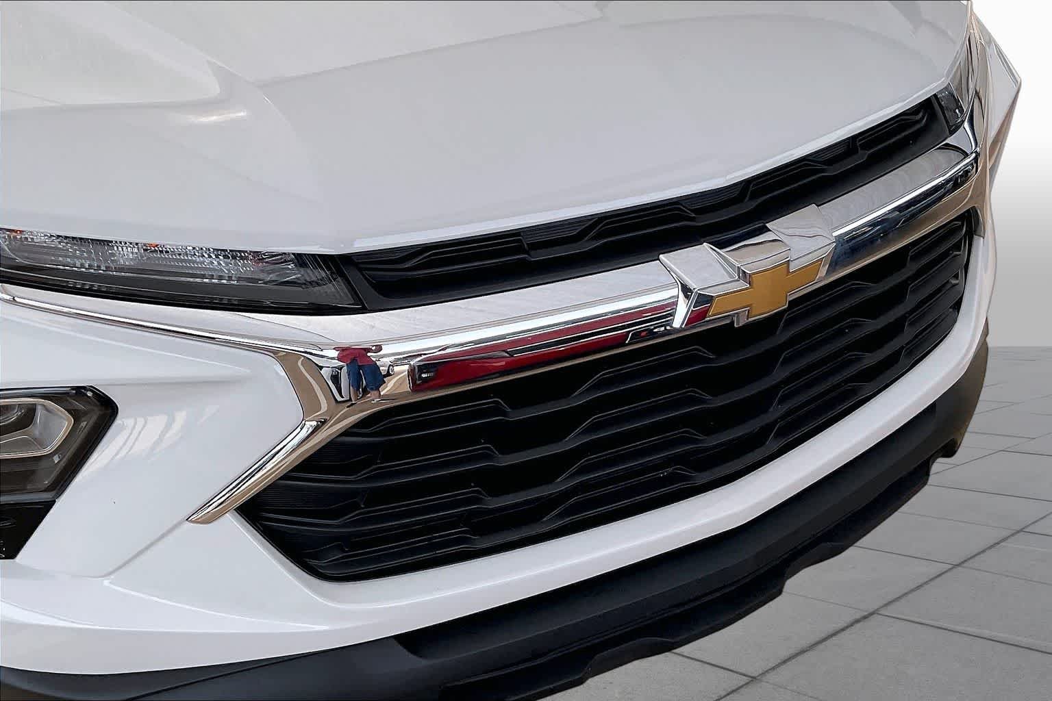 Used 2025 Summit White Chevrolet LS image 28