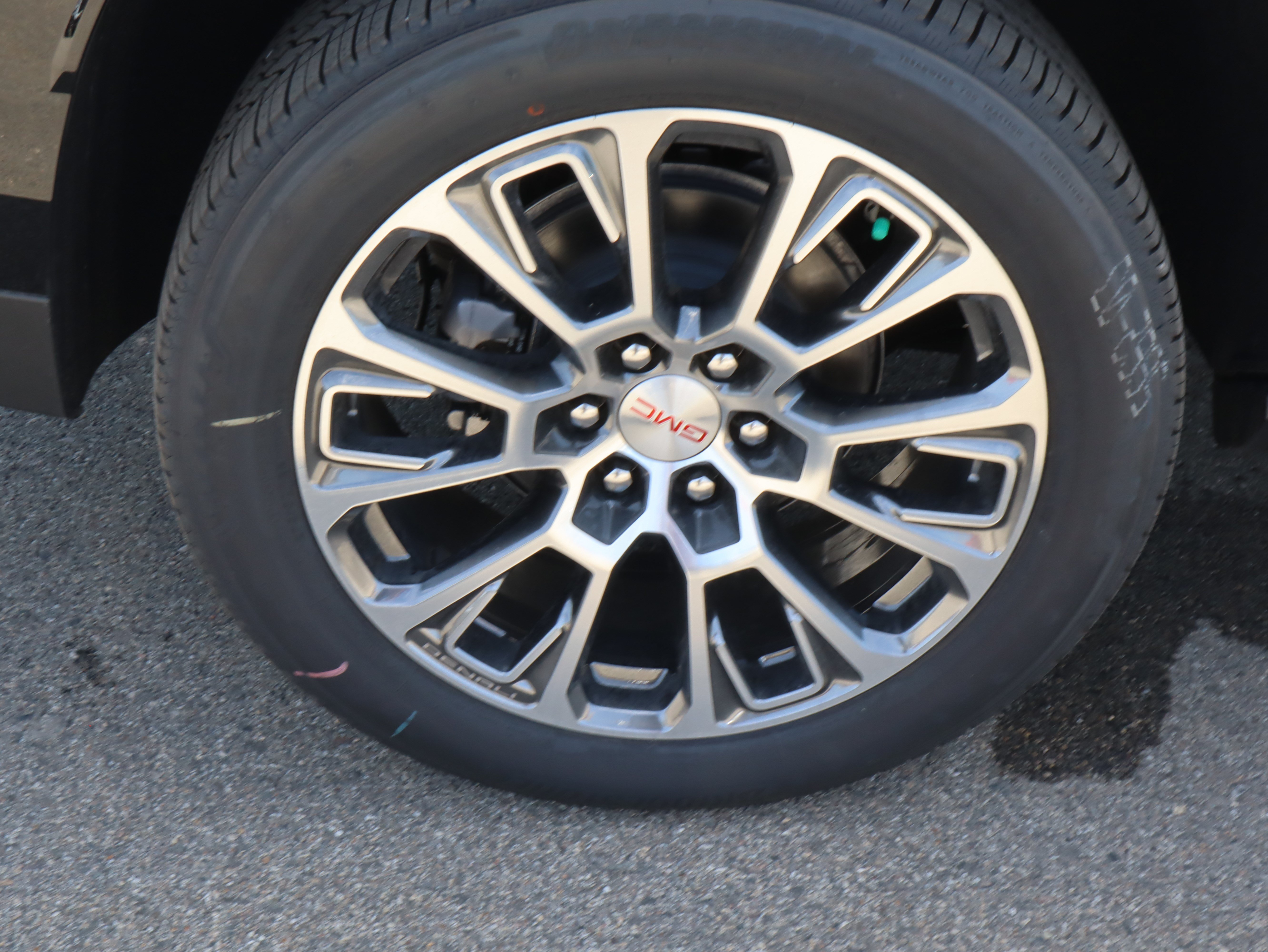 2026 GMC Yukon Denali - Photo 17