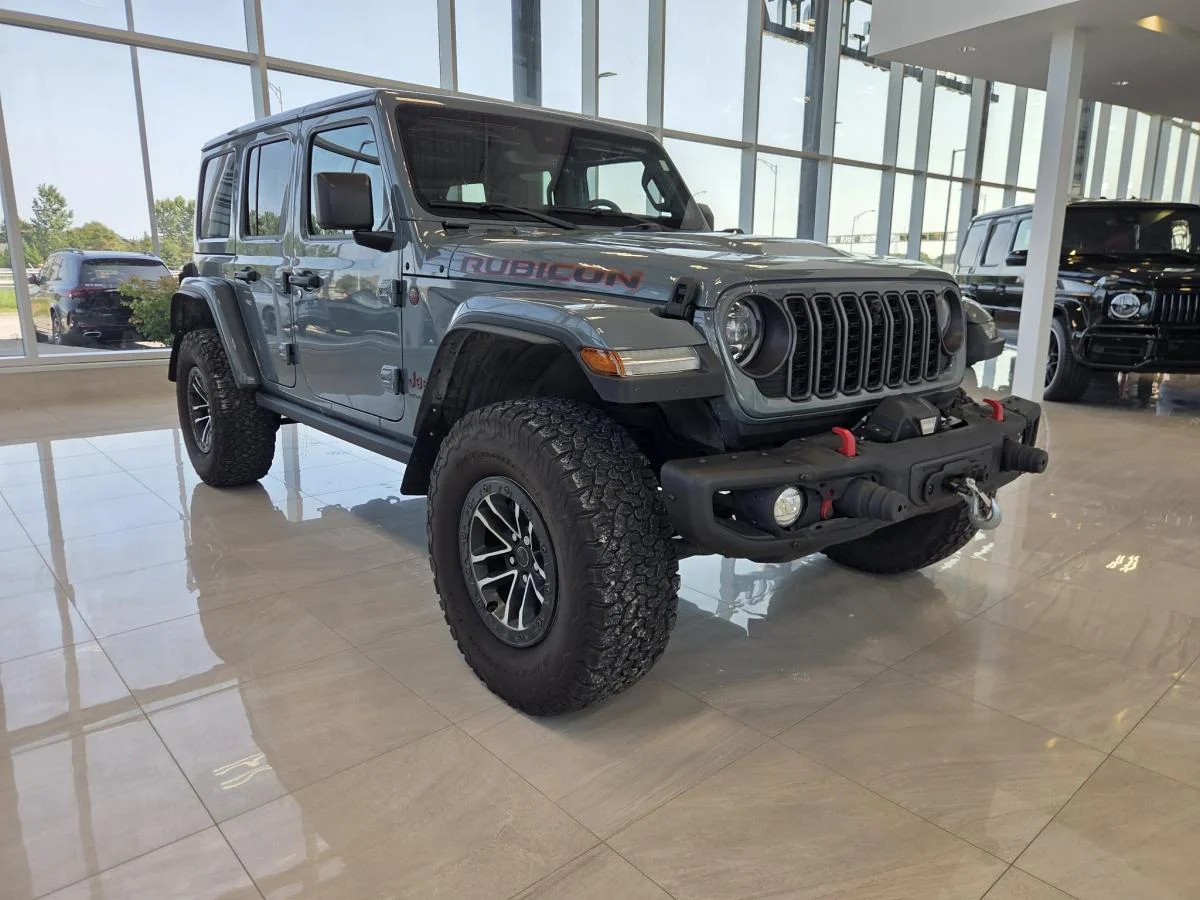 Used 2024 Silver Jeep Rubicon X 4 portes 4x4 TOIT DUR CUIR SIEGES ET VOLANTS CHAUFFANTS CAMÉRA AIR BLUETOOTH image 1