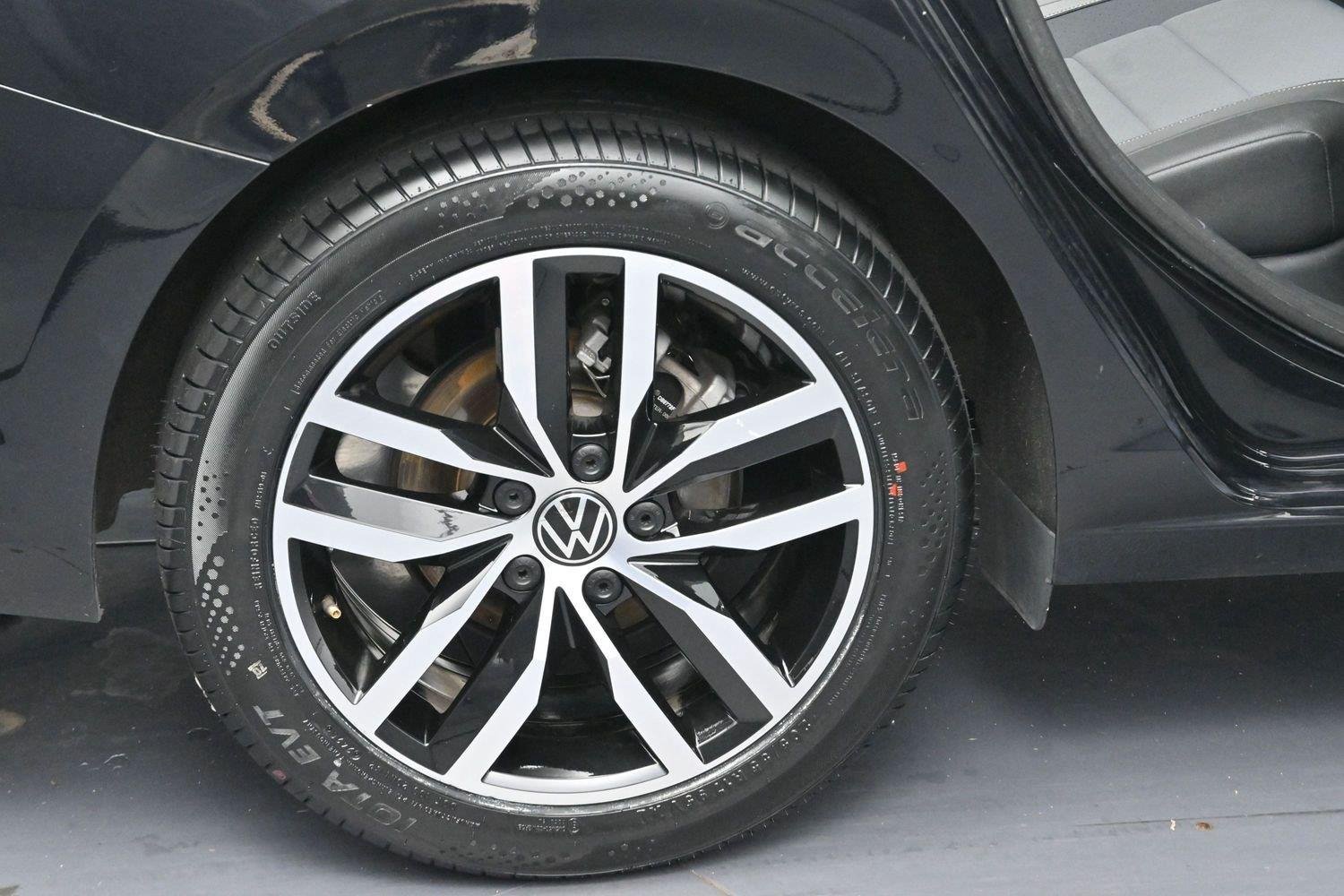 Used 2025 Deep Black Pearl Volkswagen SE image 32