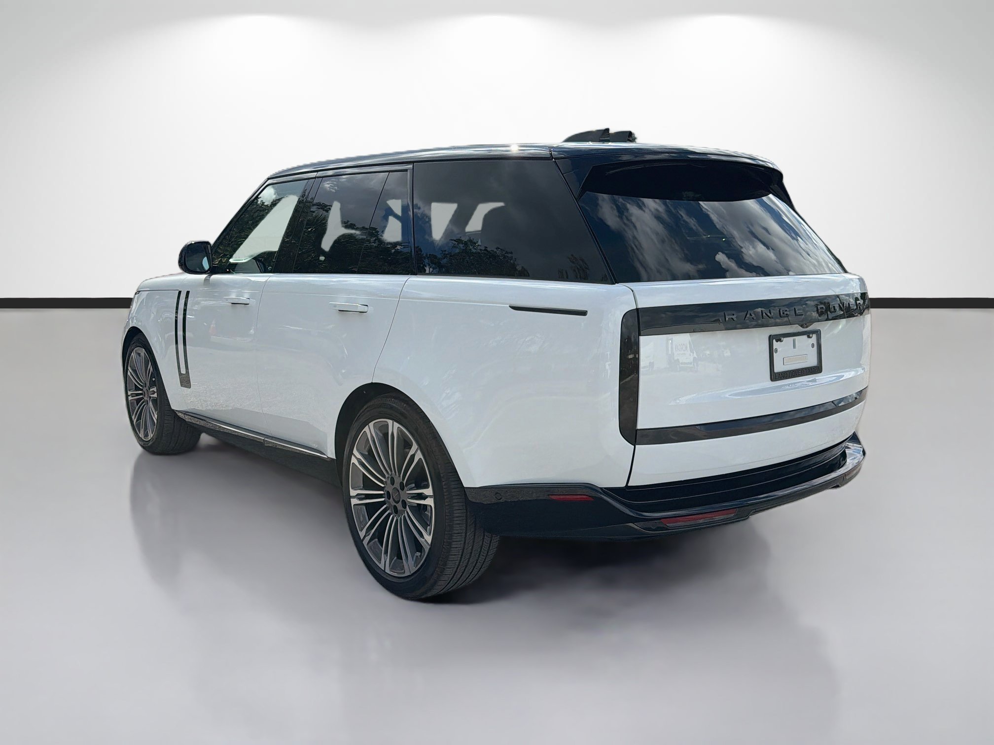 New 2026 Fuji White Land Rover SE image 3