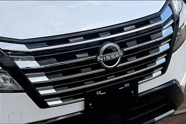 Used 2025 White Nissan Platinum image 26