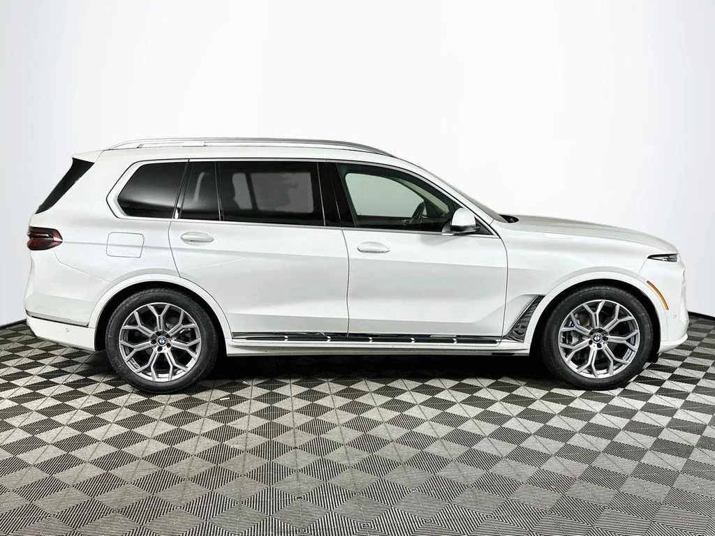 Used 2025 White Metallic BMW xDrive40i image 4