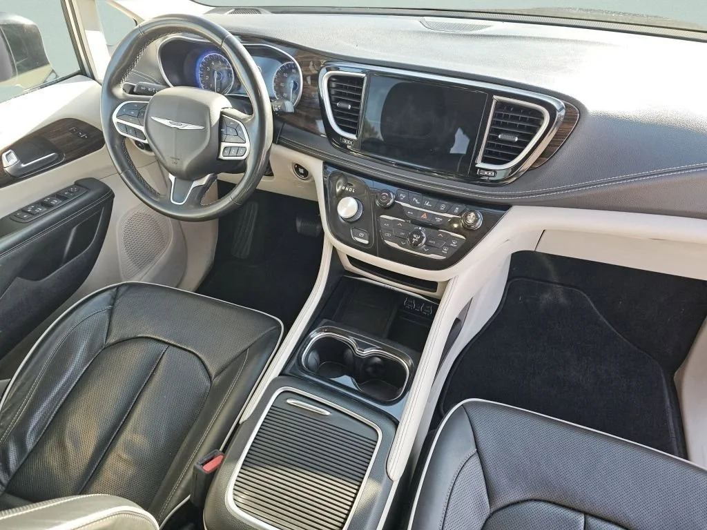 Used 2023 Silver Mist Clearcoat Chrysler Limited image 30