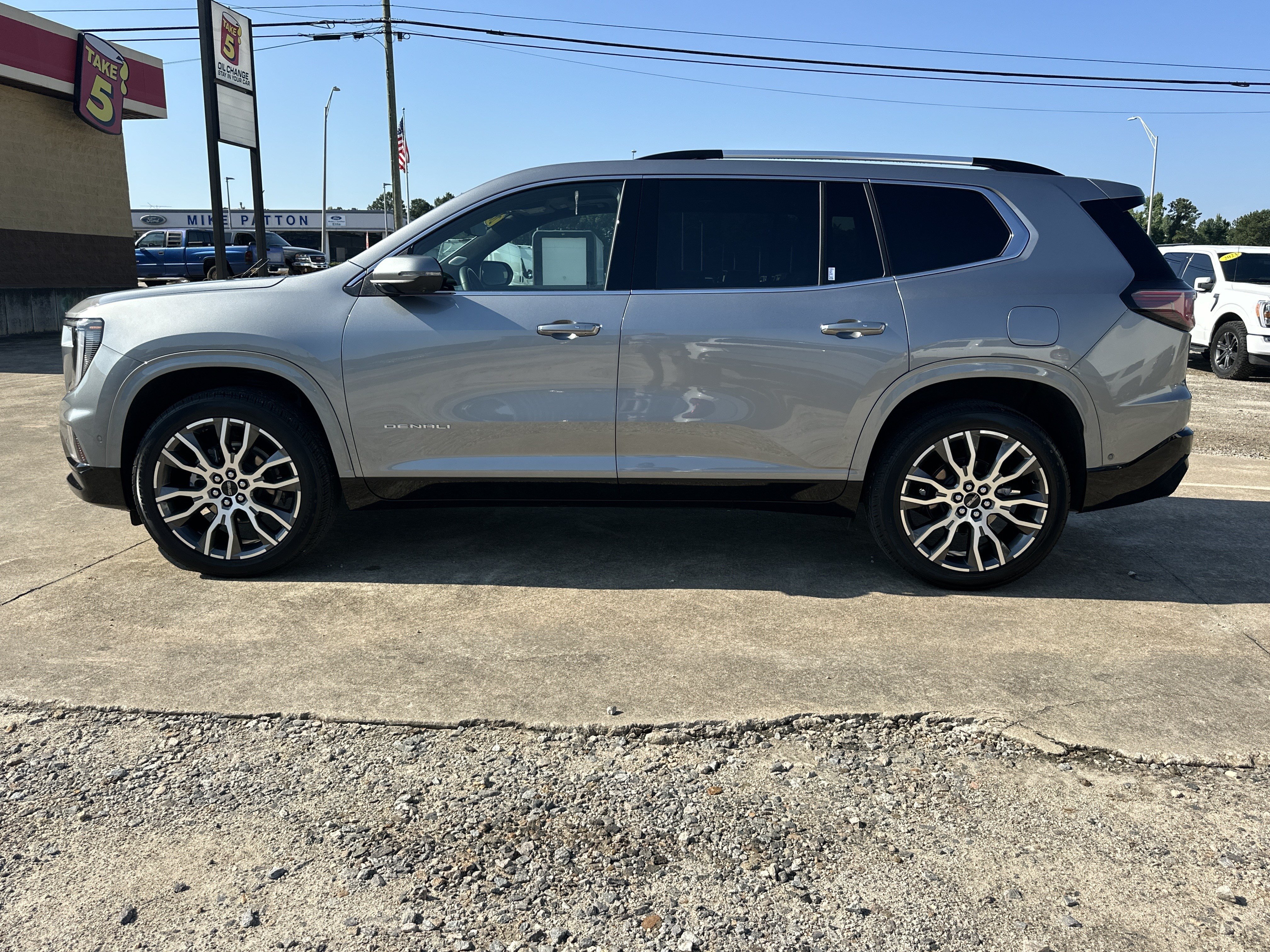 2026 GMC Acadia Denali Ultimate - Photo 9