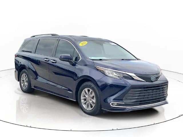 Certified Used 2021  Toyota XLE image 3