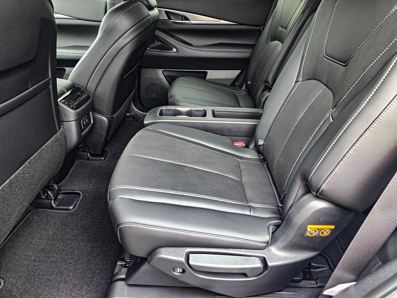 New 2027 2T RAD WHT INFINITI Sport AWD image 30