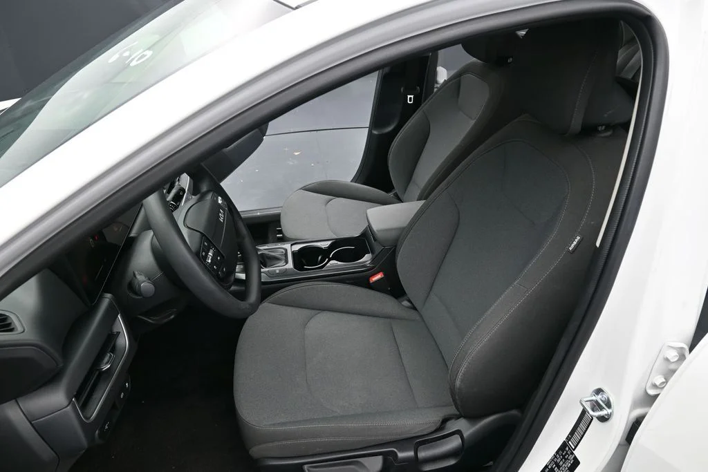 2025 Kia K4 LXS - Photo 22