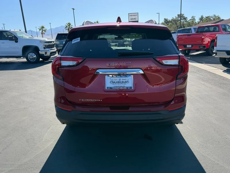 Used 2024 Volcanic Red Tintcoat GMC SLE image 4