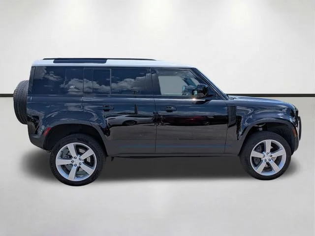 Used 2023 Santorini Black Metallic Land Rover SE image 6