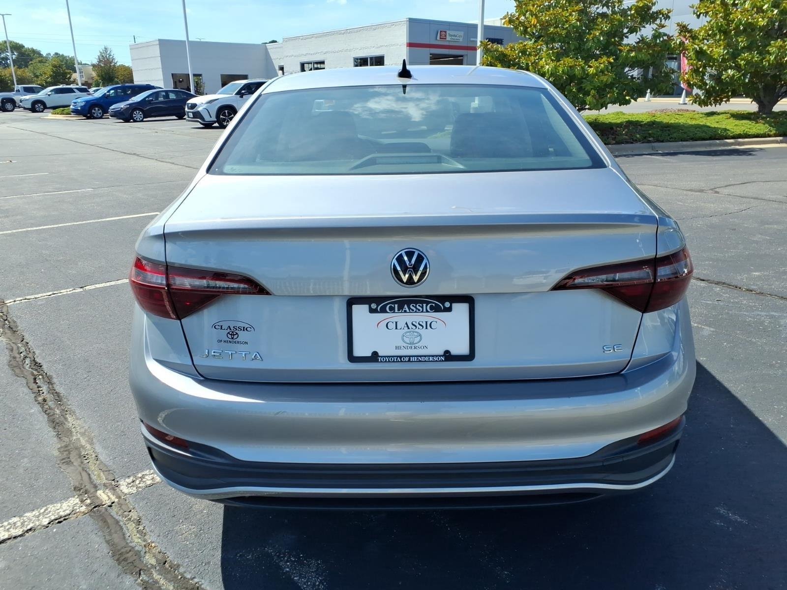 Used 2023 Pyrite Silver Metallic Volkswagen SE image 9
