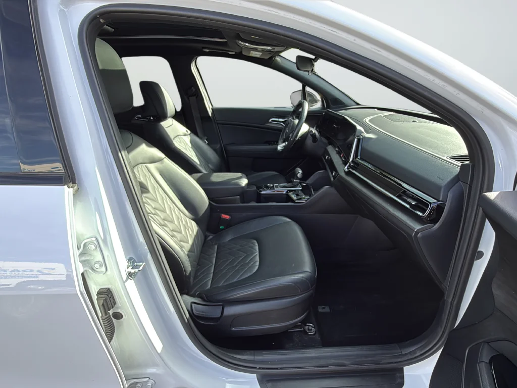Used 2025 White Kia X-Line image 25