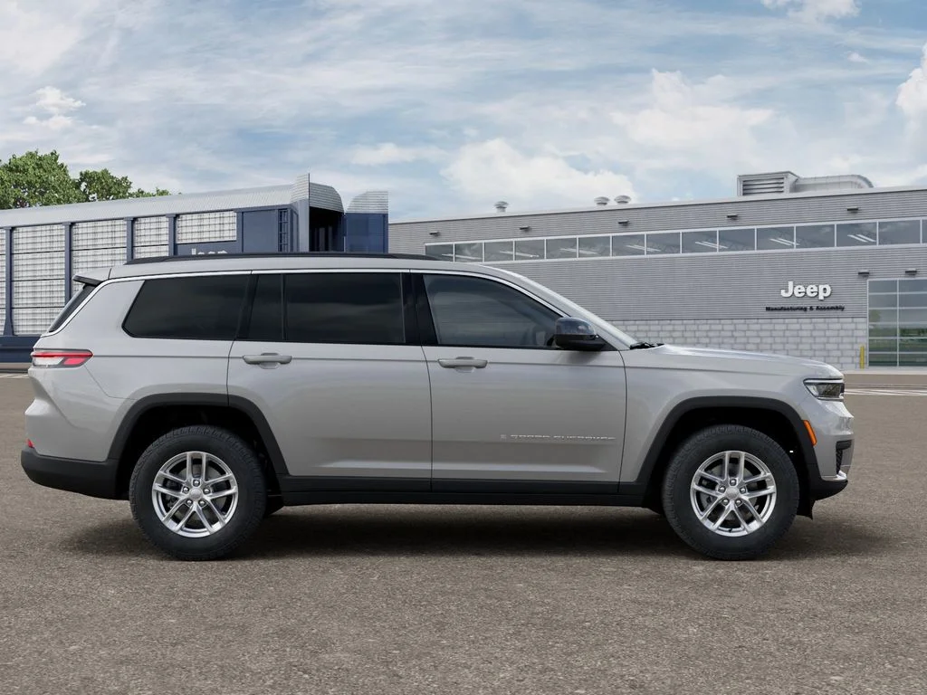 New 2026 Silver Zynith Exterior Paint Jeep Laredo image 21