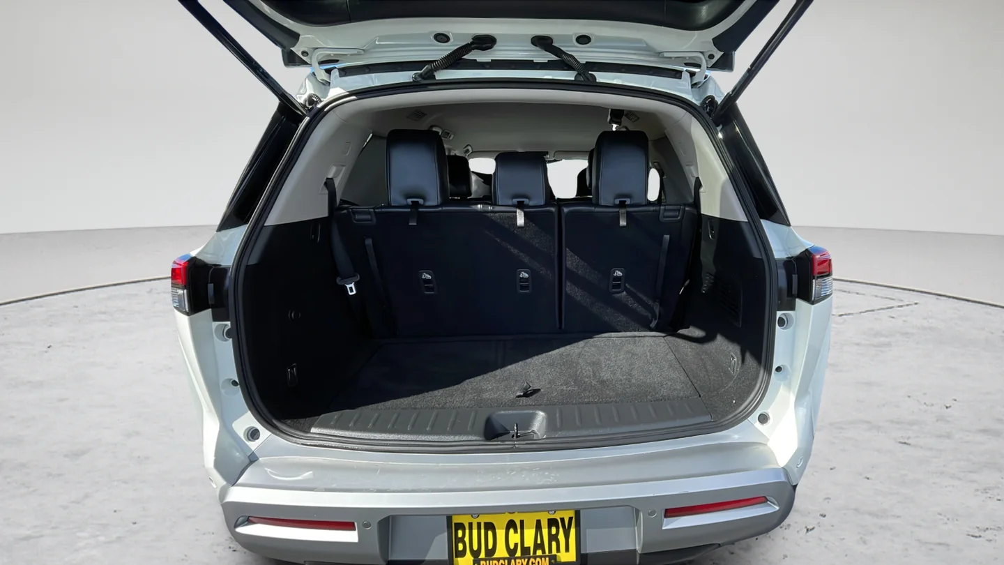 Used 2022 White Nissan SL image 19