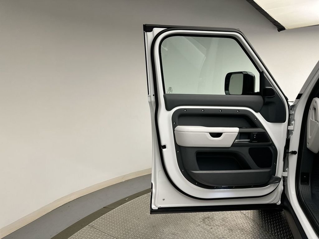Used 2025 Fuji White Land Rover S image 9