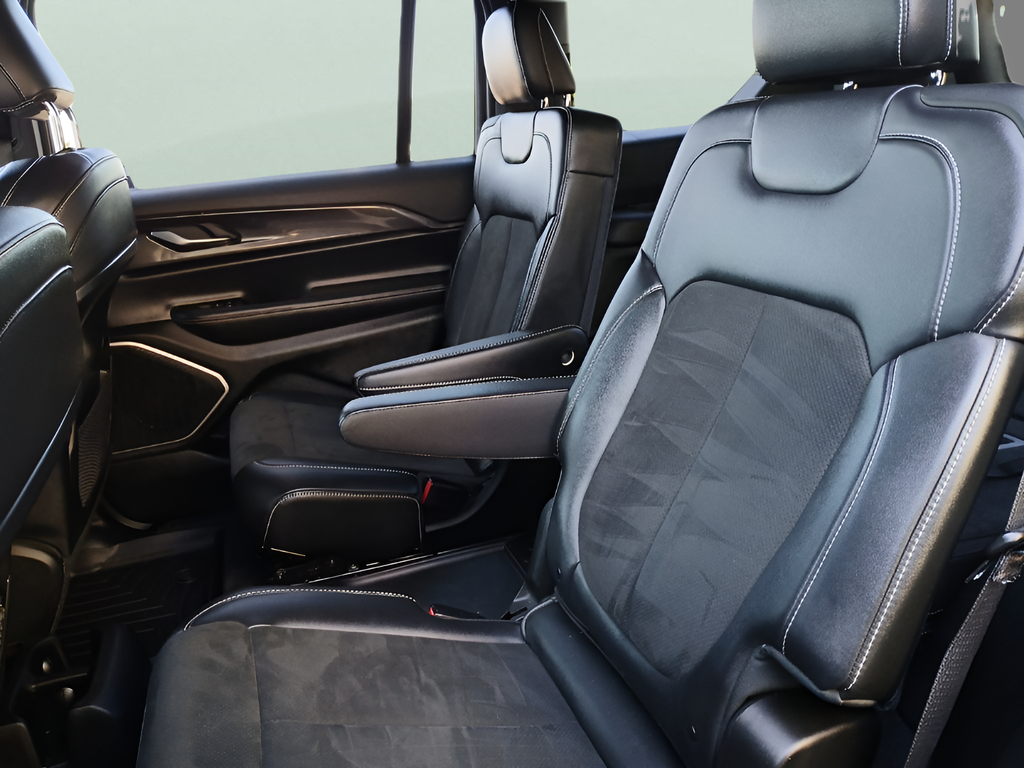 Used 2022 Black Jeep Altitude image 20