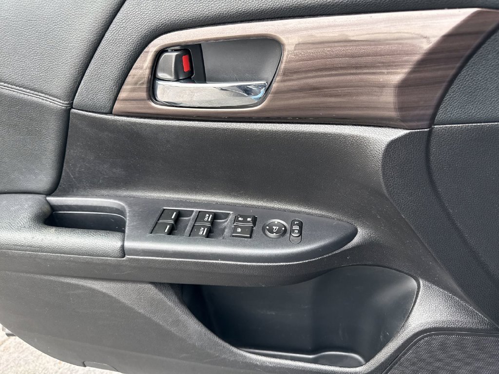 Used 2017  Honda EX image 19