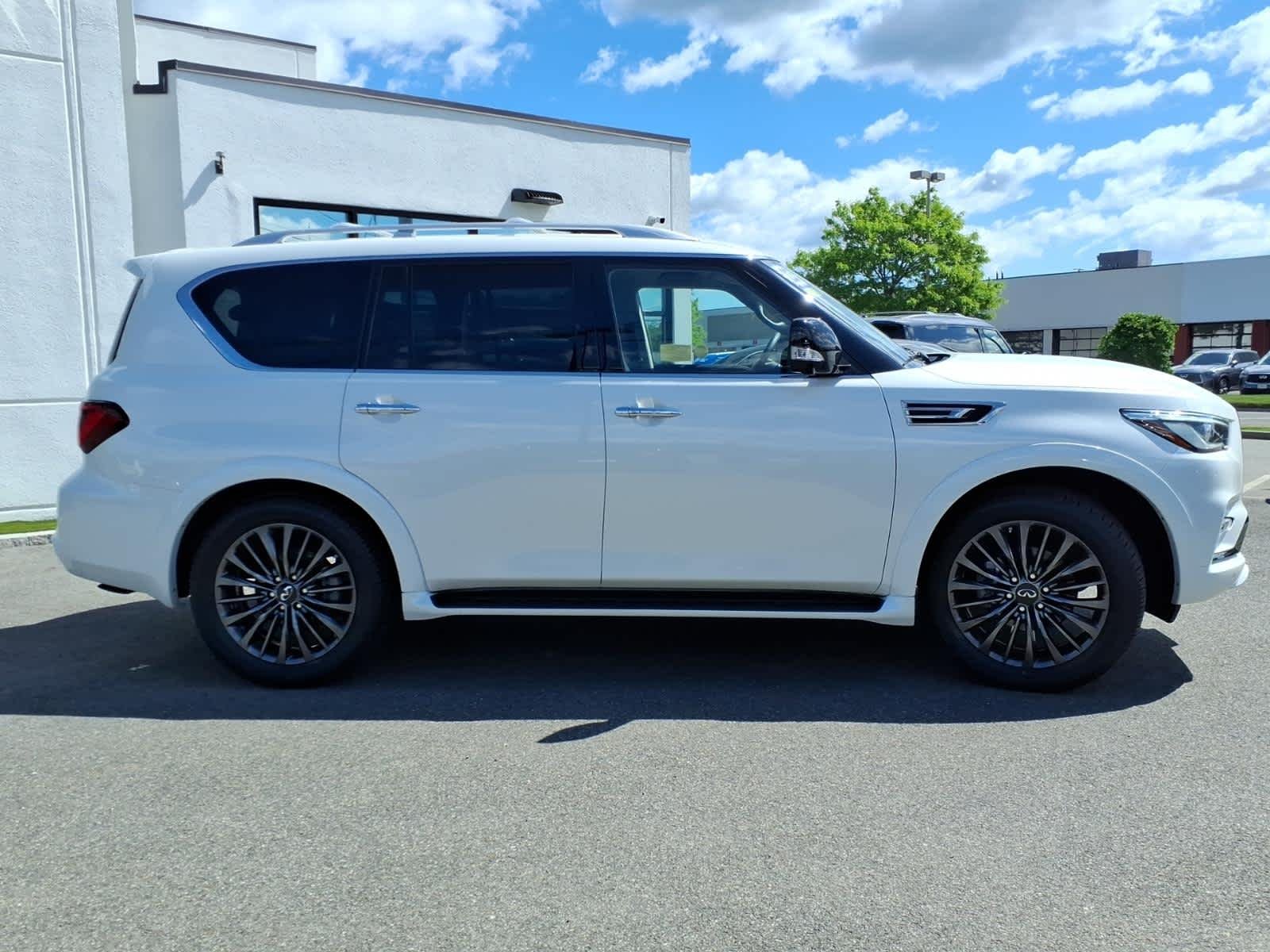 Certified Used 2023 Moonstone White INFINITI PREMIUM SELECT image 4