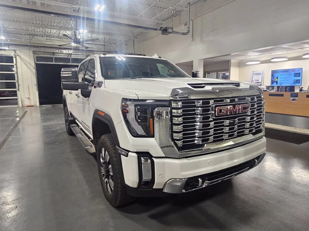 Used 2025 White GMC Denali image 3