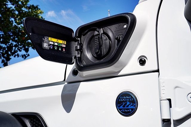 New 2025 Bright White Clear-Coat Exterior Paint Jeep Sport S 4xe image 13