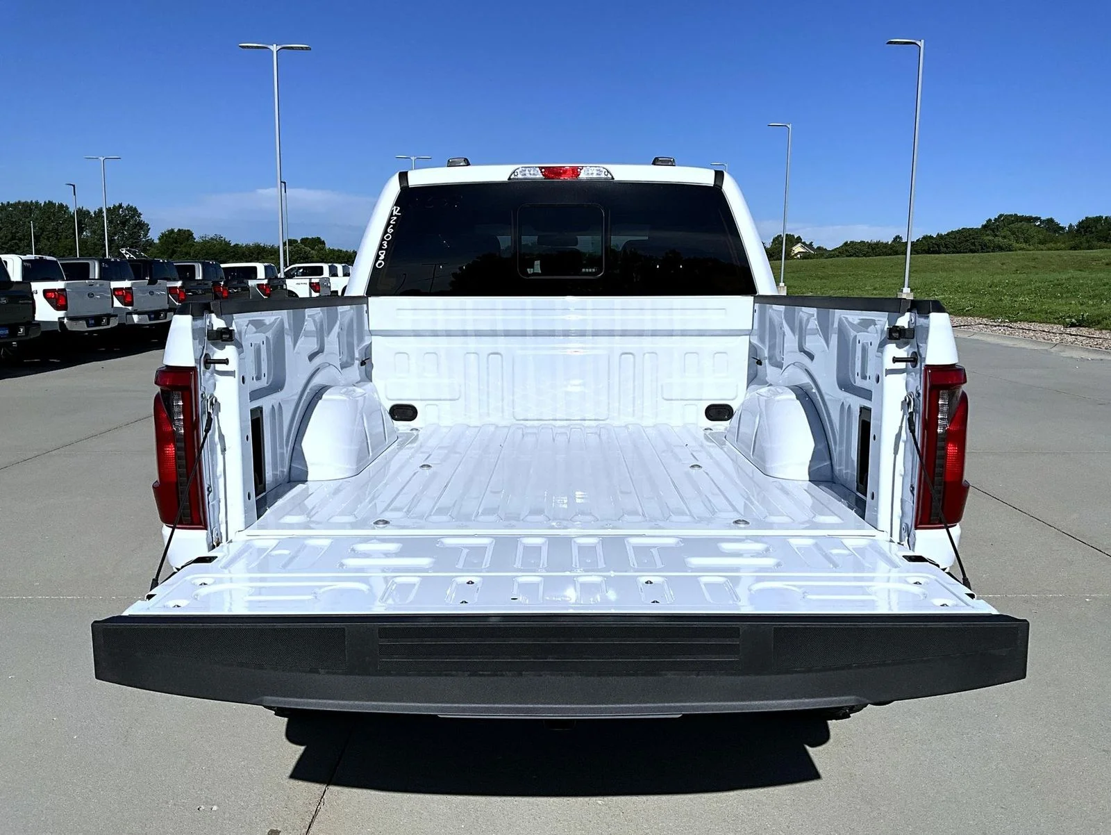 New 2026 Oxford White Ford XLT image 15