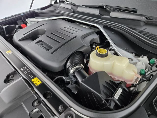 Used 2024  Land Rover SE image 19