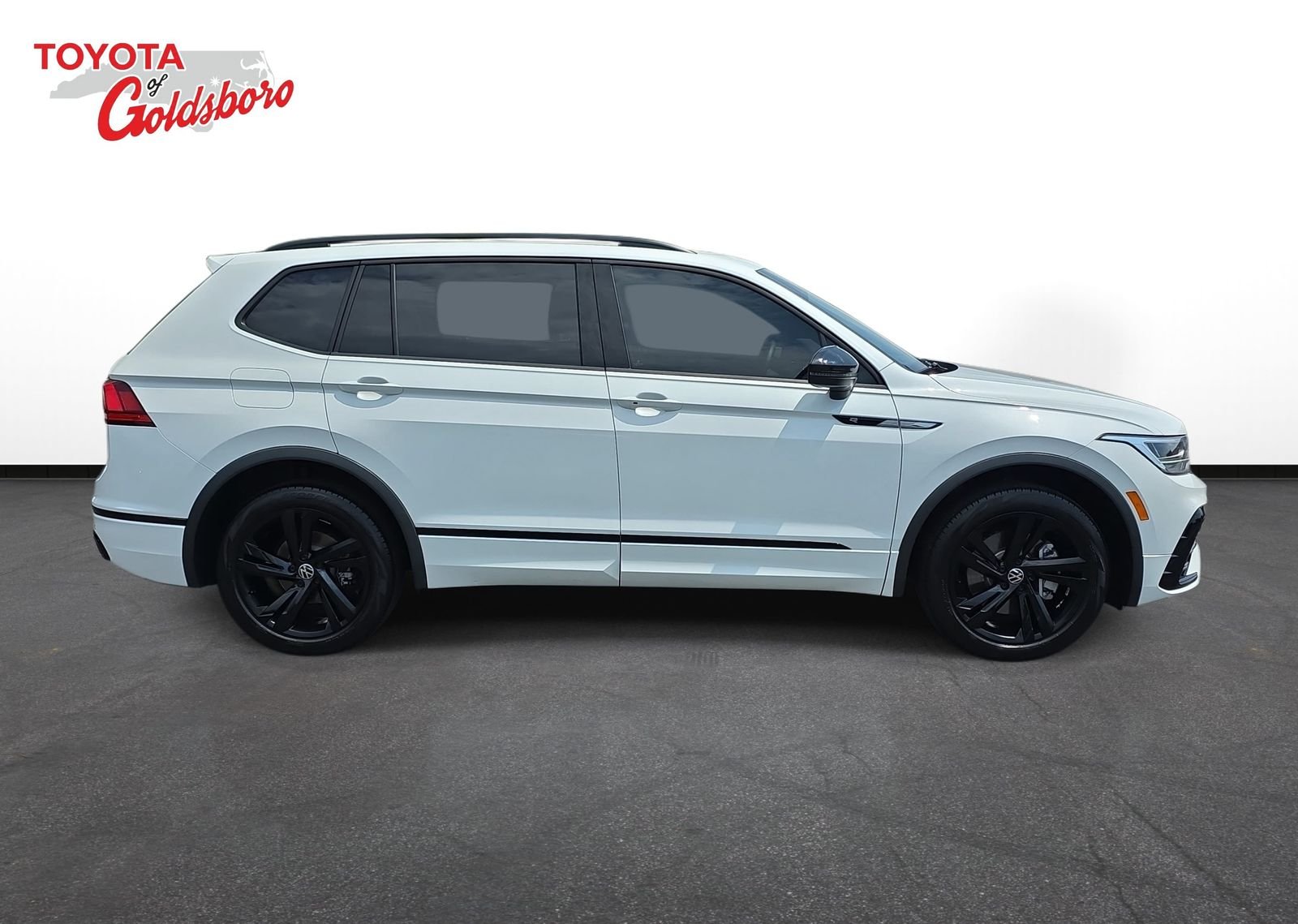 Used 2024  Volkswagen 2.0T SE R-Line Black image 4
