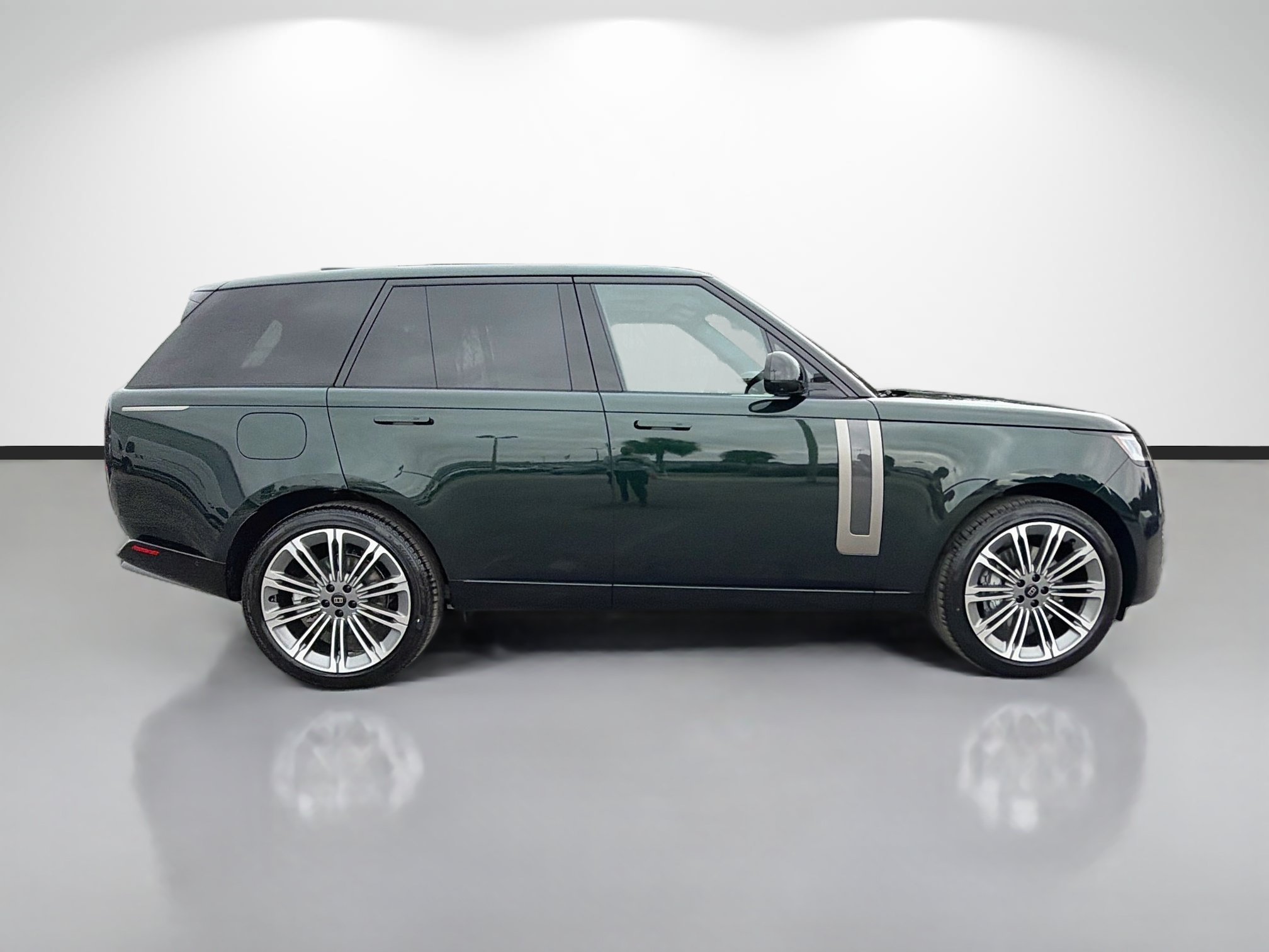 New 2027 British Racing Green LAND ROVER SE image 6