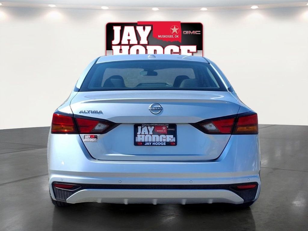 Used 2025 Silver Nissan 2.5 SV image 6