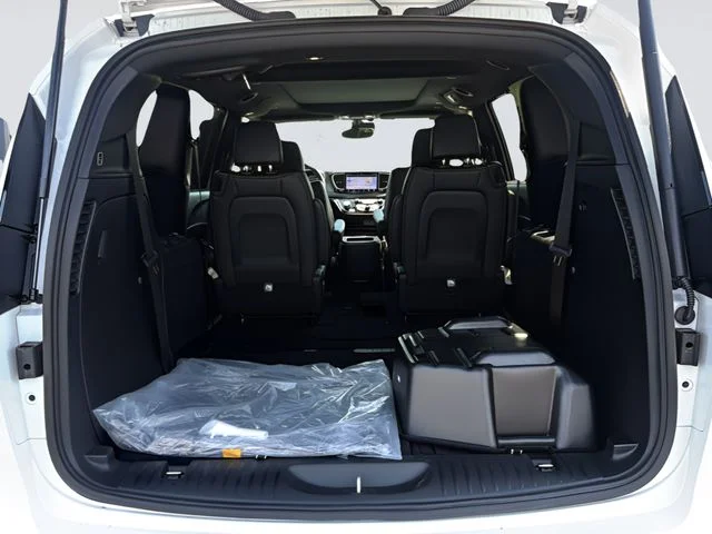 2025 Chrysler Pacifica Select - Photo 11