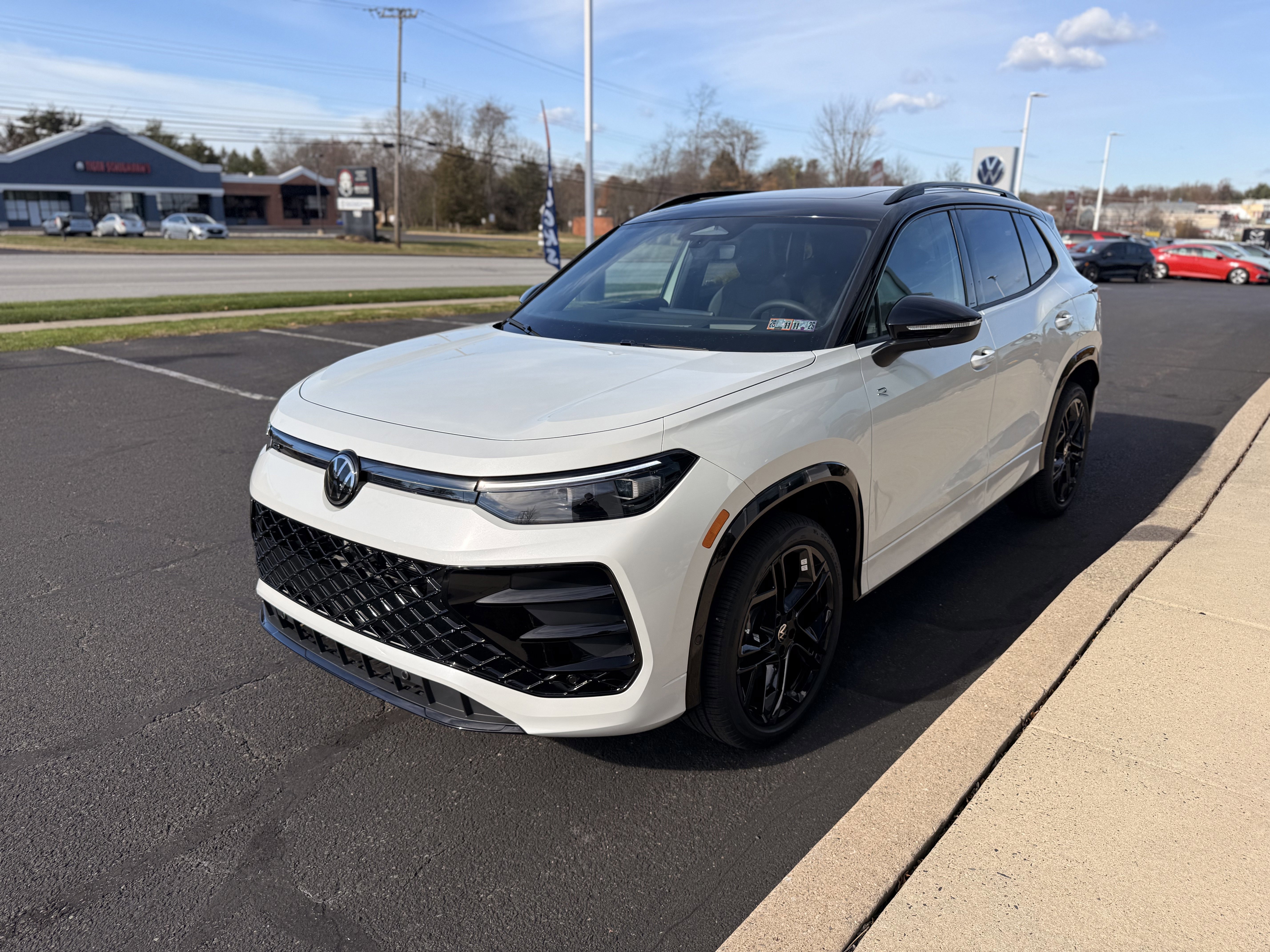 New 2026 Opal White W/Deep Black Roof Volkswagen SE R-Line Black image 8
