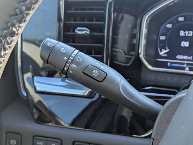 Used 2025 White GMC SLT image 27