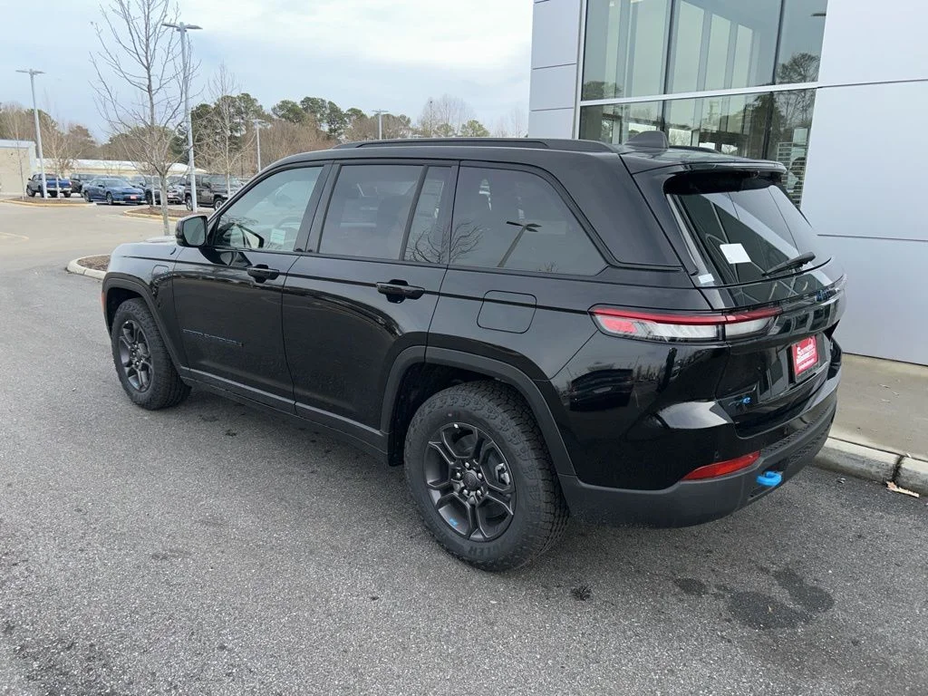 New 2024 Diamond Black Crystal Pearl-Coat Exterior Paint Jeep Trailhawk 4xe image 7
