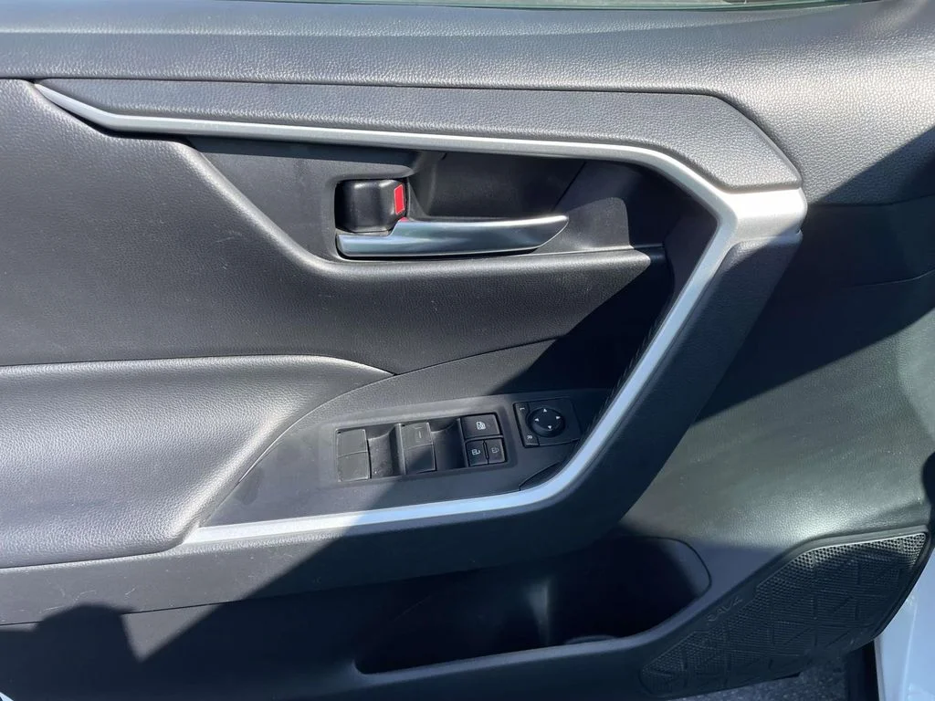 Used 2019  Toyota XLE image 16