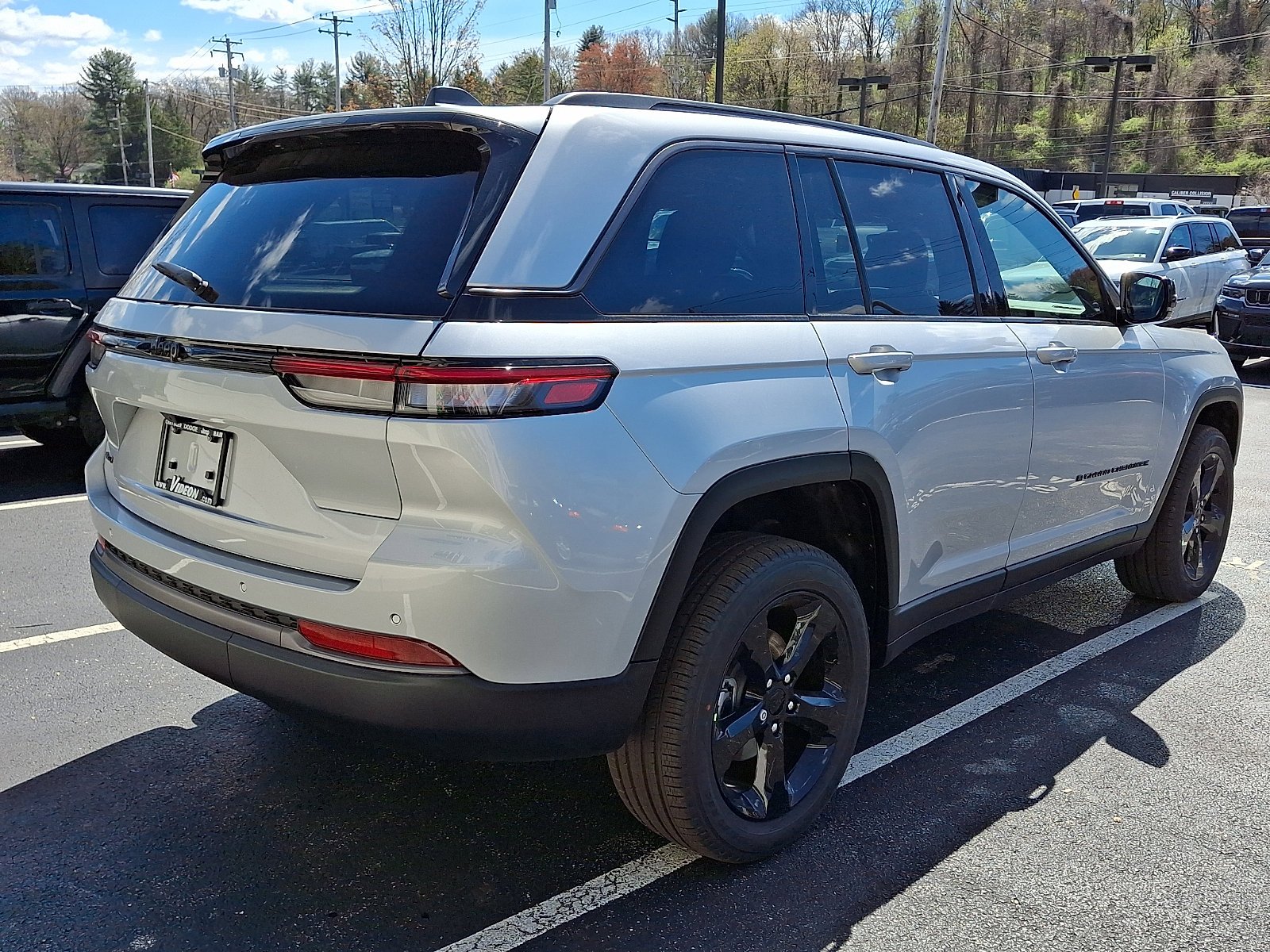 New 2026 Silver Zynith Exterior Paint Jeep Limited image 3