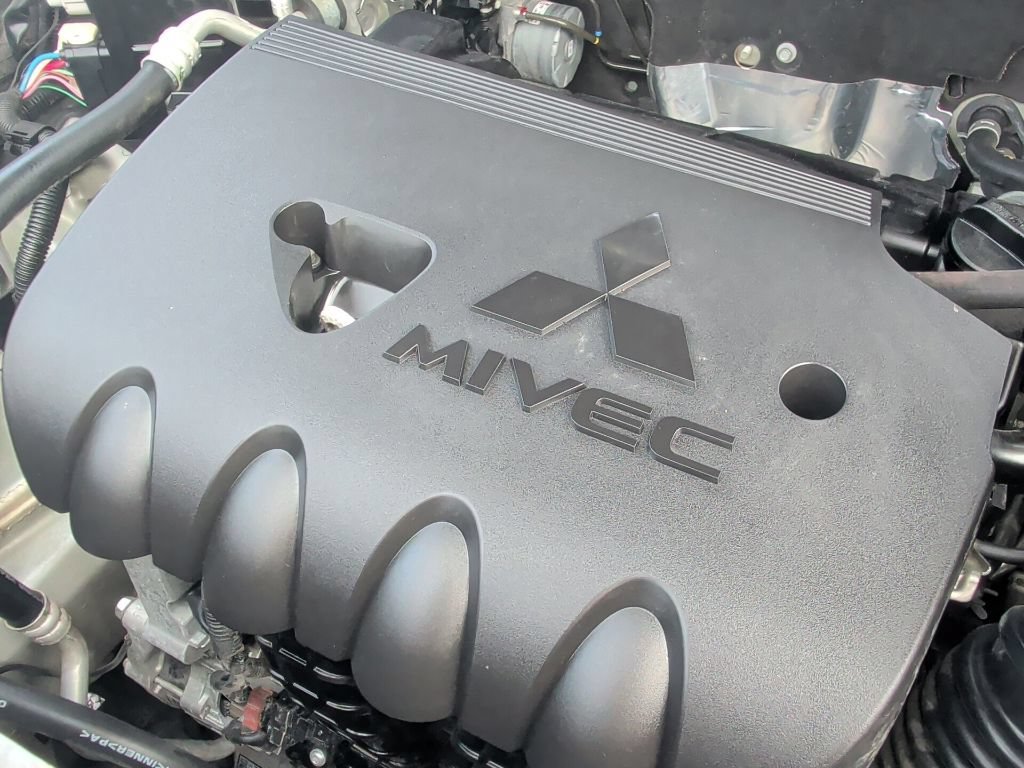 Used 2019 Silver Mitsubishi ES image 41