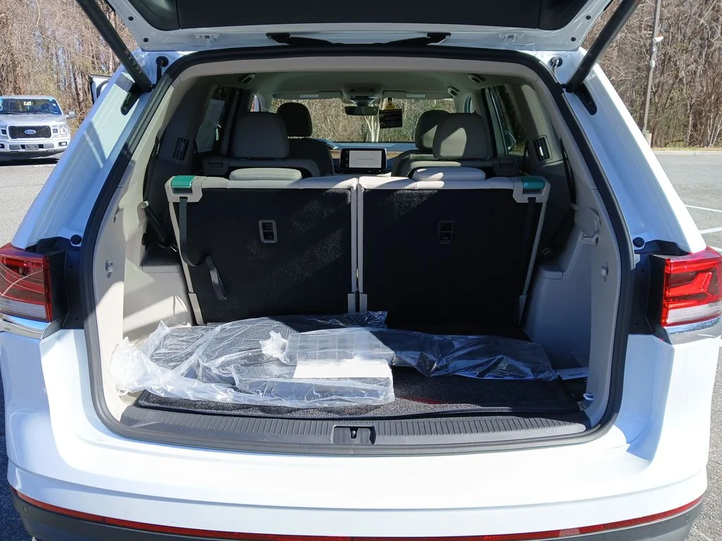 New 2026 White Volkswagen SE w/Technology image 21