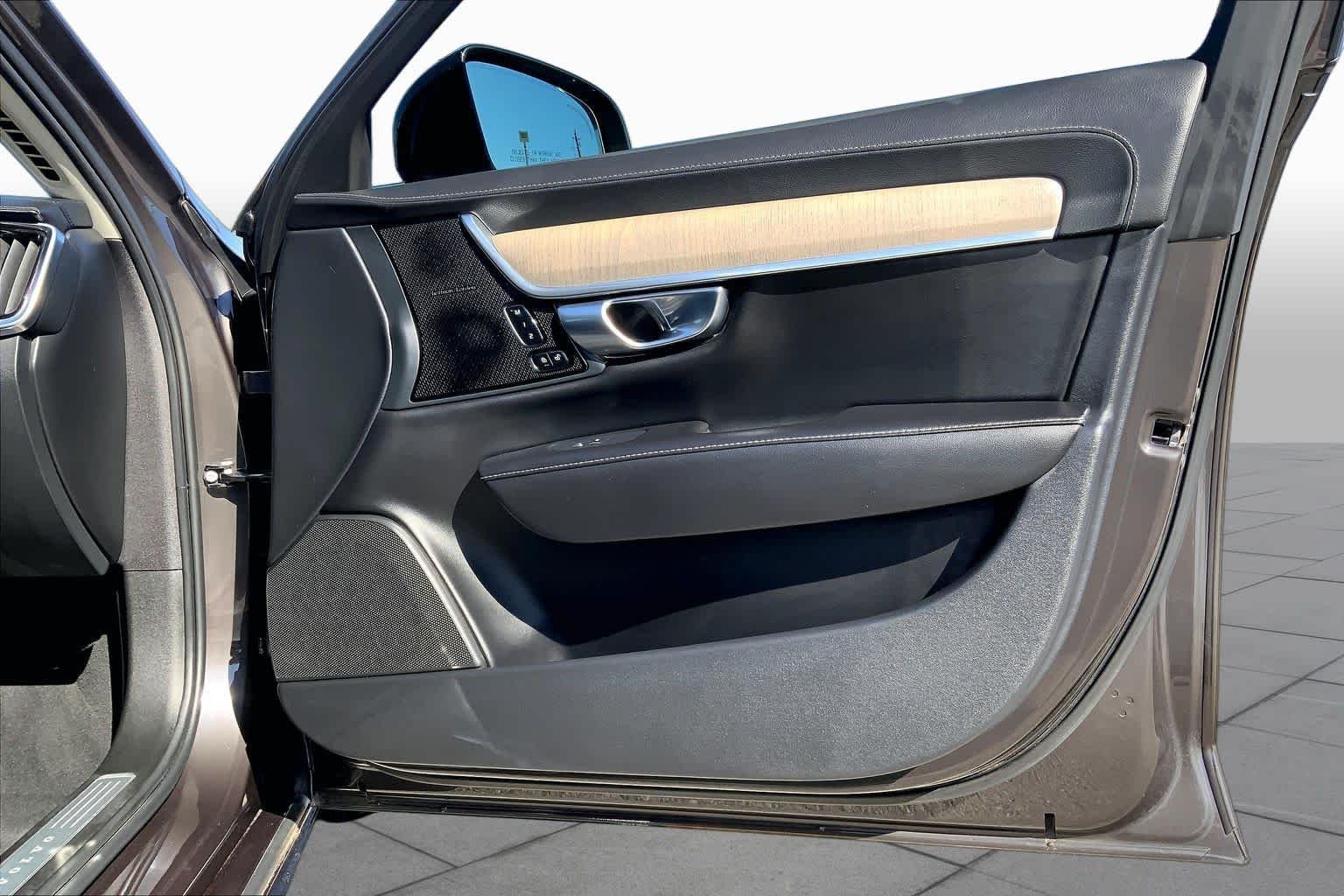 Used 2023 Platinum Grey Metallic Volvo Ultimate image 23