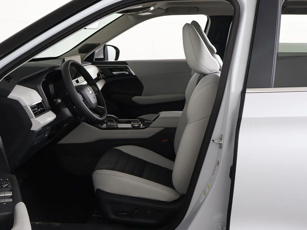 2025 Mitsubishi Outlander SE - Photo 29