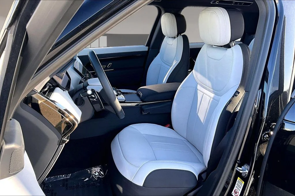 Used 2023 Black Land Rover SE Dynamic image 19
