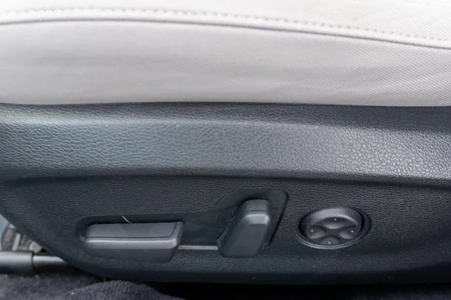 Used 2019 White Hyundai Base image 21