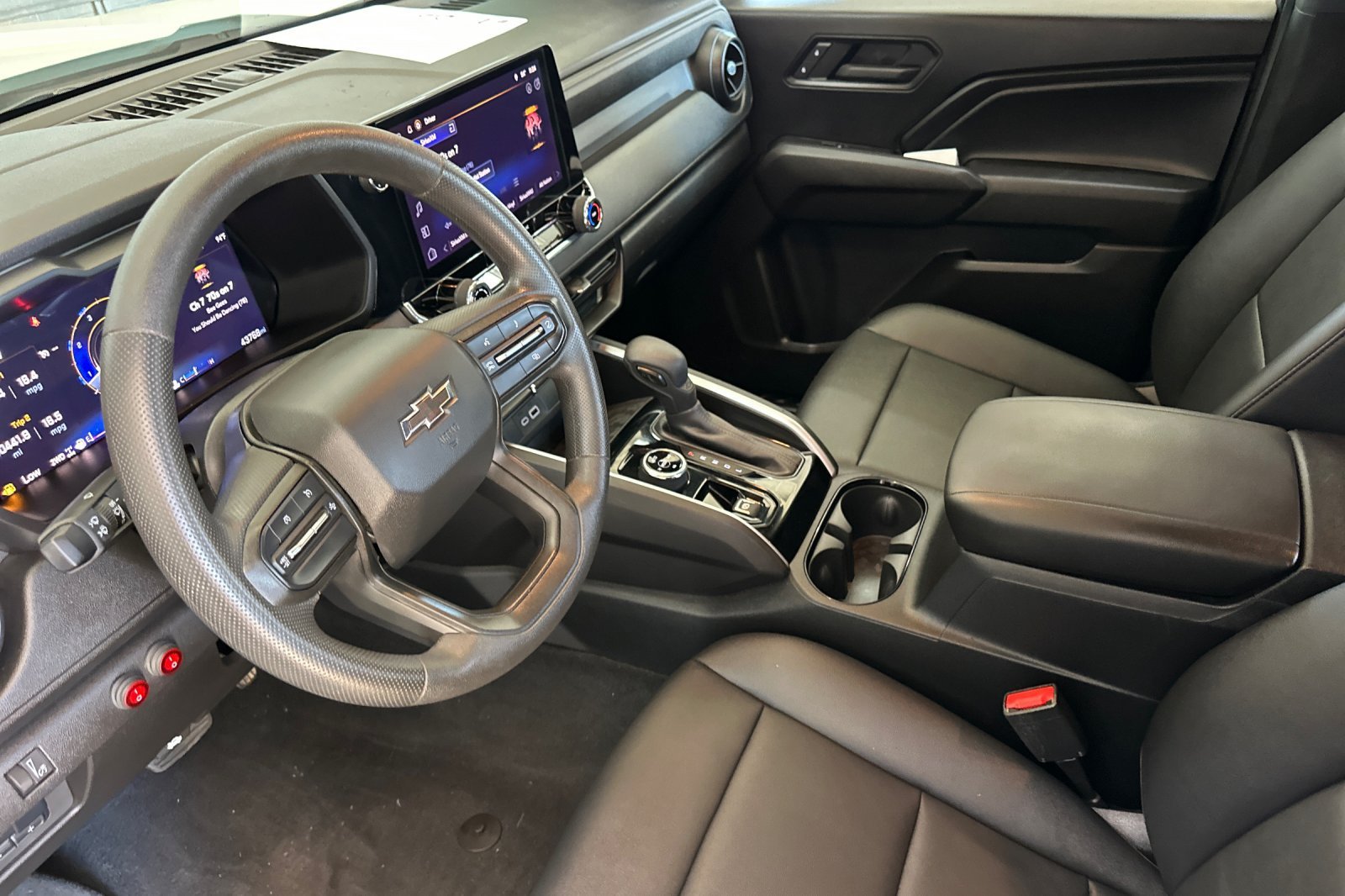 Used 2024 White Chevrolet Trail Boss image 9