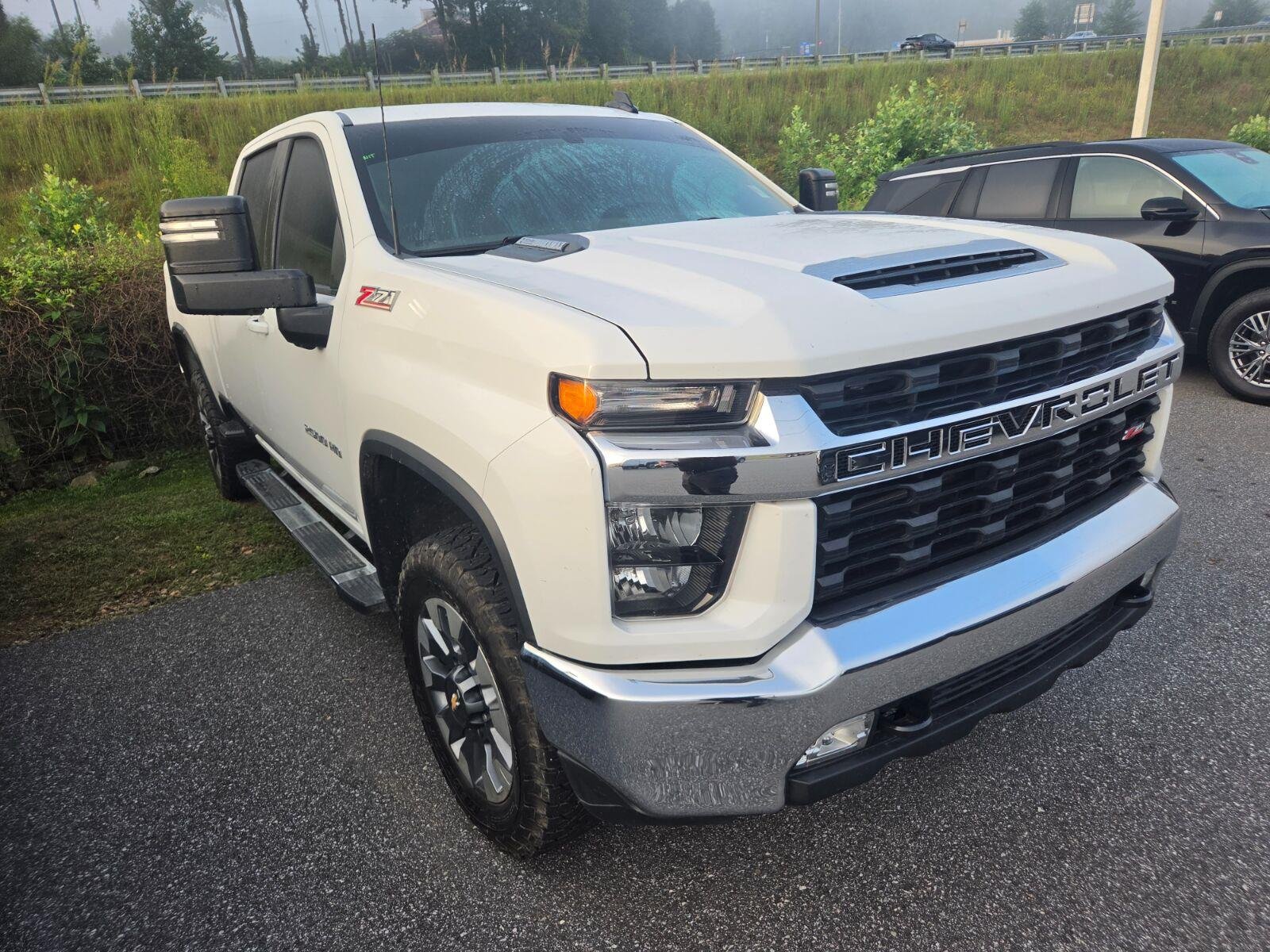 Used 2022 SUMMIT WHITE Chevrolet LT image 3