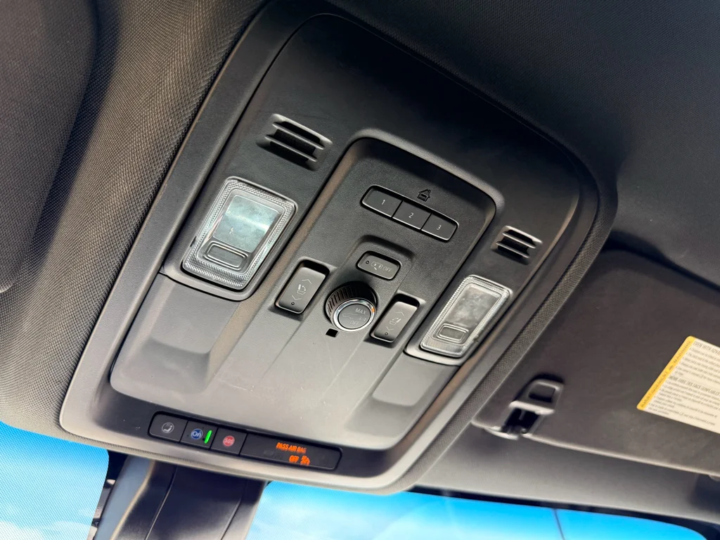 Used 2022 Summit White Chevrolet Z71 image 24