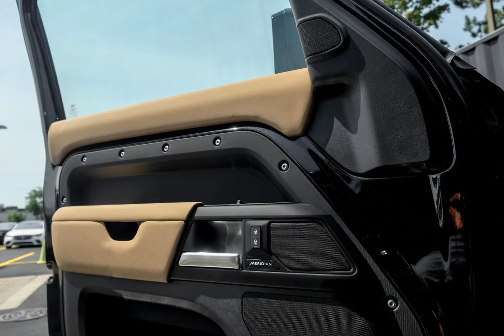 New 2026 Santorini Black Land Rover S image 10