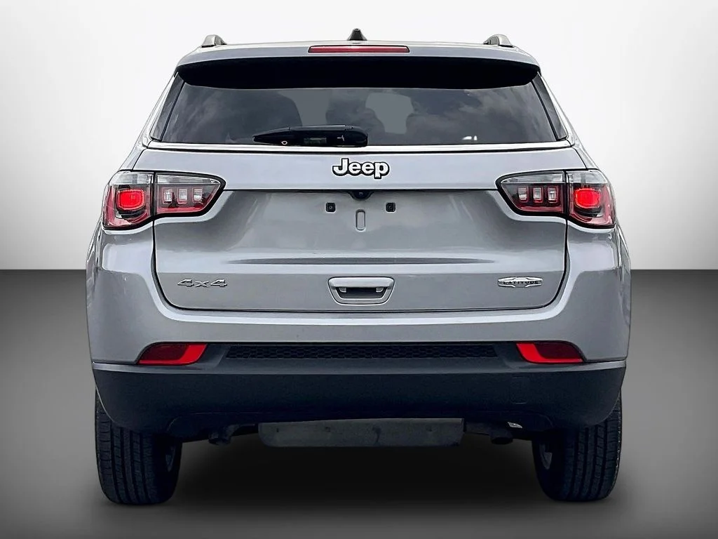 Used 2024 Silver Zynith Metallic Clearcoat Jeep Latitude image 5