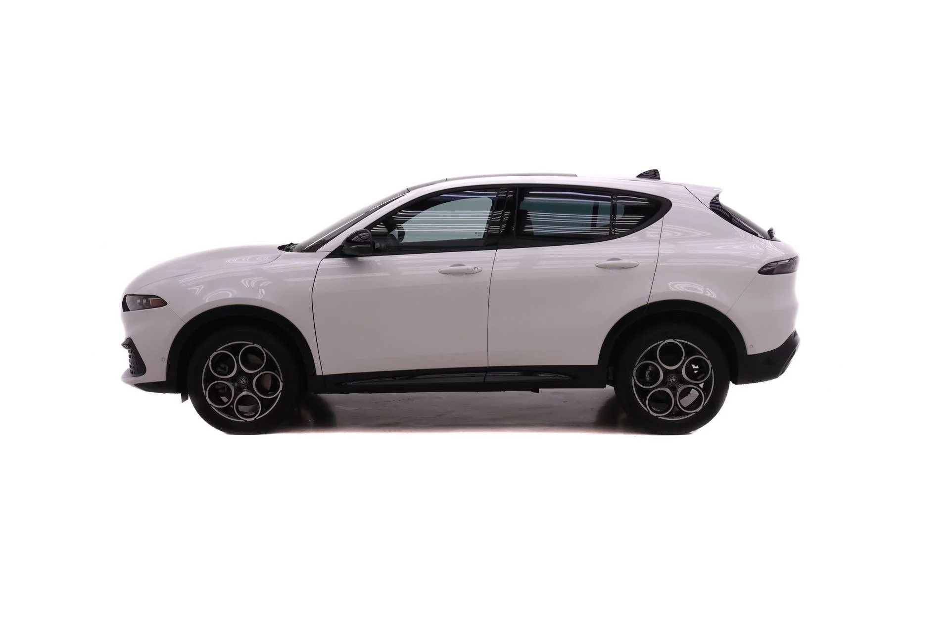 New 2026 Milano White Exterior Paint Alfa Romeo Base image 3