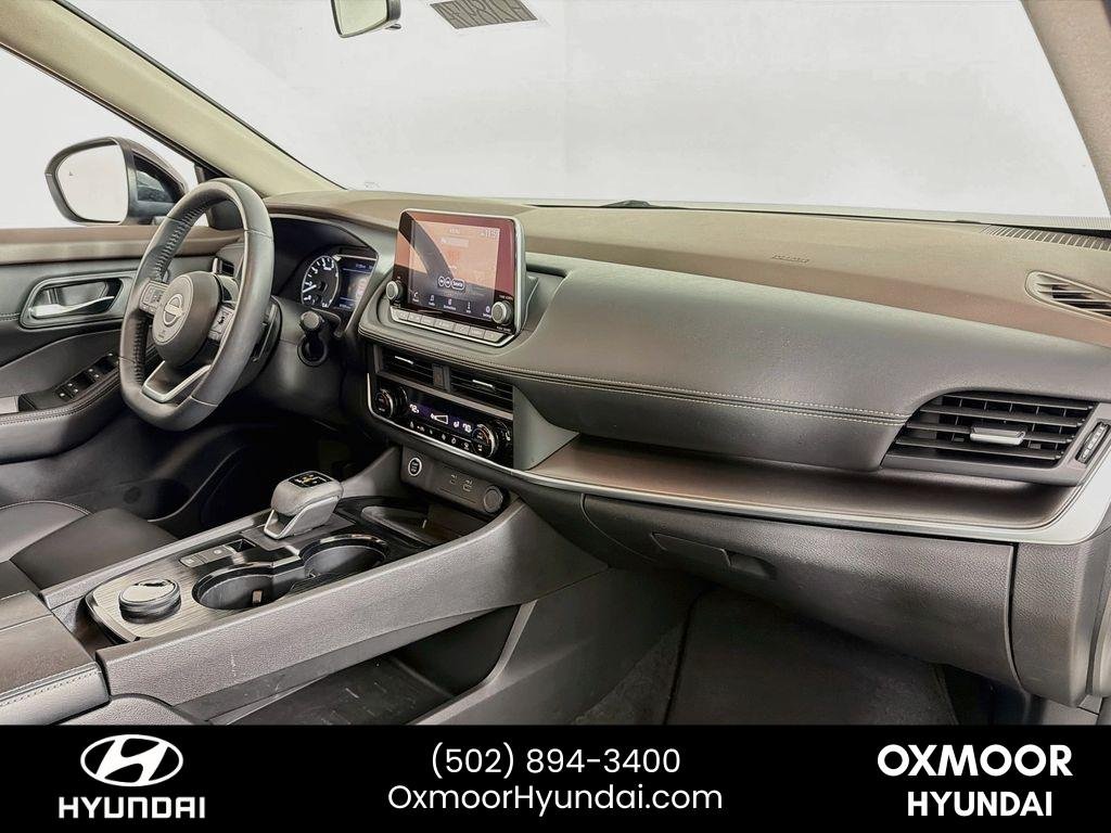 Used 2023 Pearl White Tricoat/Super Black Nissan SV image 29
